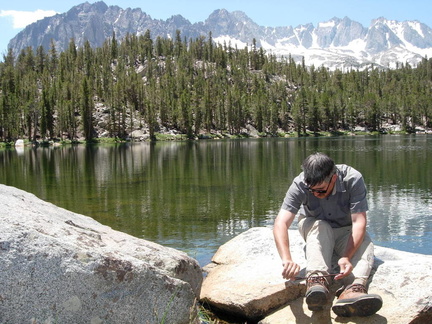 43_dad_tying_boots_mtns